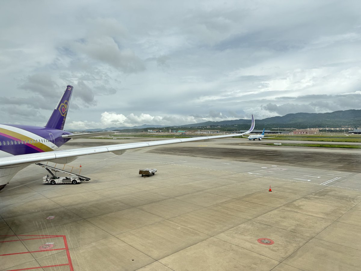 航空公司还是选择泰航的比较舒适，飞机餐好吃、酒水无限量、空姐空少服务好……