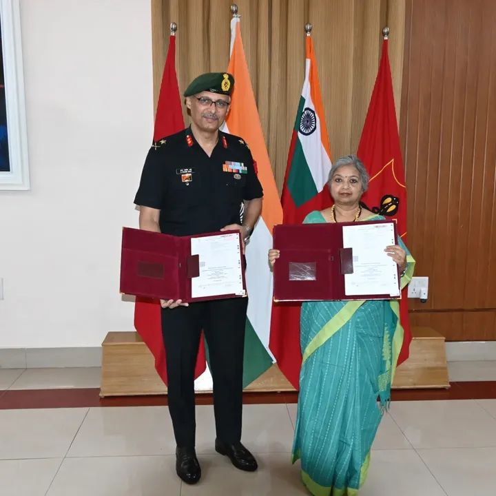 ZoyaAliKh's tweet image. A landmark MoU was signed between HQ, CentralCommand and University of Allahabad to foster academic and strategic collaboration.Signed by Maj Gen Rajesh Bhat, GOC, in the presence of Vice Chancellor Prof Sangita Srivastava. #ProgressingJk #Nashamuktjk     #VeeronkiBhoomi #Balidan