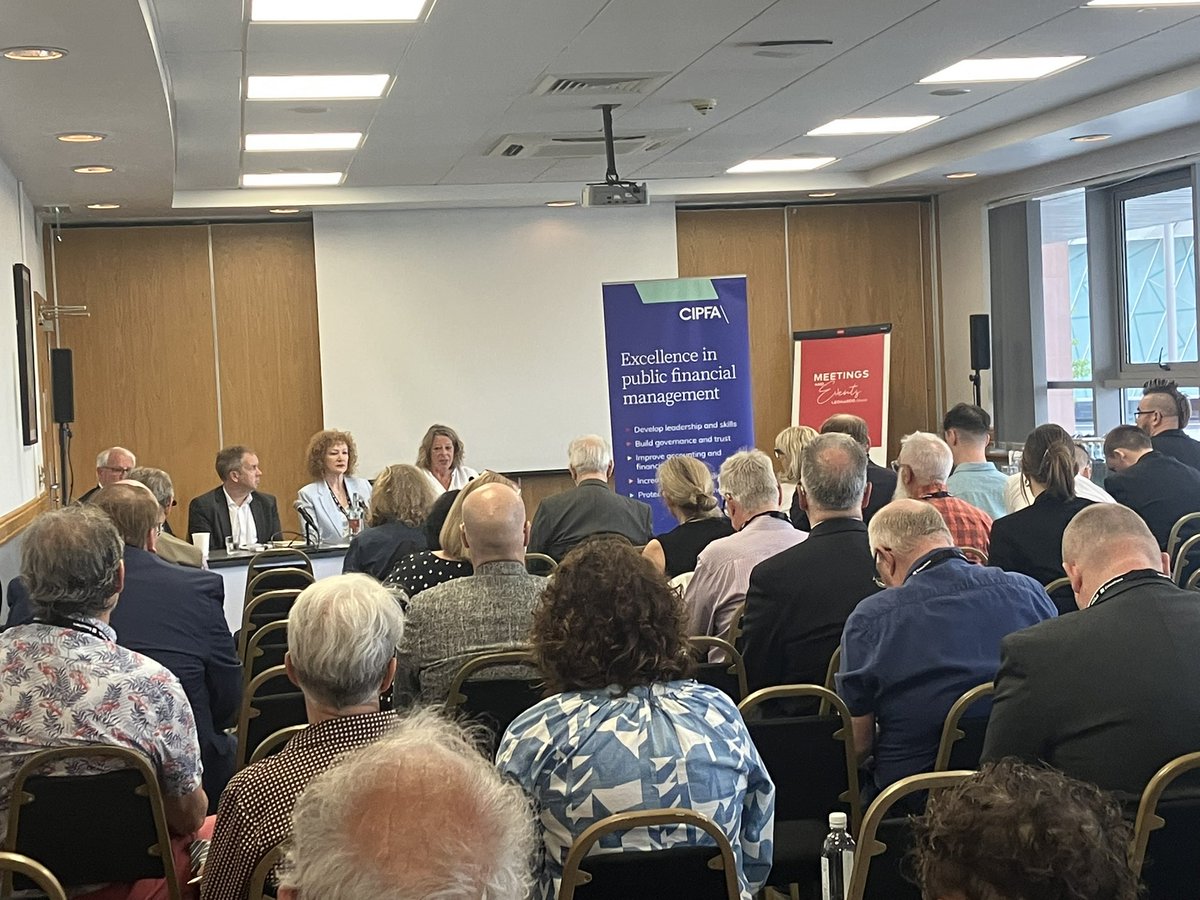 Packed room for very helpful and informative 8am <a href="/CIPFA/">@CIPFA</a> session on Local Government Reorganisation at #LGAConf25