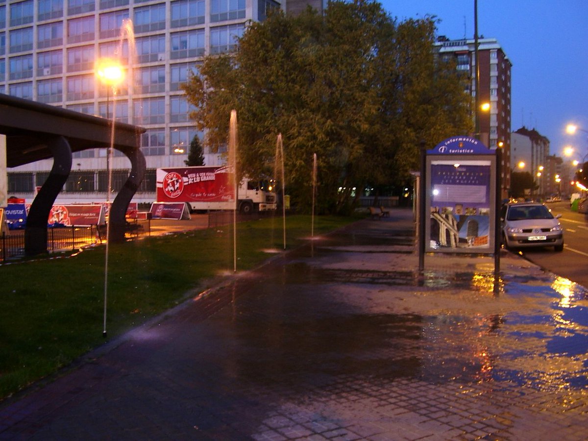 Me ha recordado a esta curiosa imagen que capté un amanecer de abril de 2007, en la actual Plaza del Milenio. Cuatro aspersores soltando to' el chorro gordo en perfecta vertical. Iba yo para casa, algo alicorado, y pensé que era fruto de los espirituosos ingeridos por la noche.