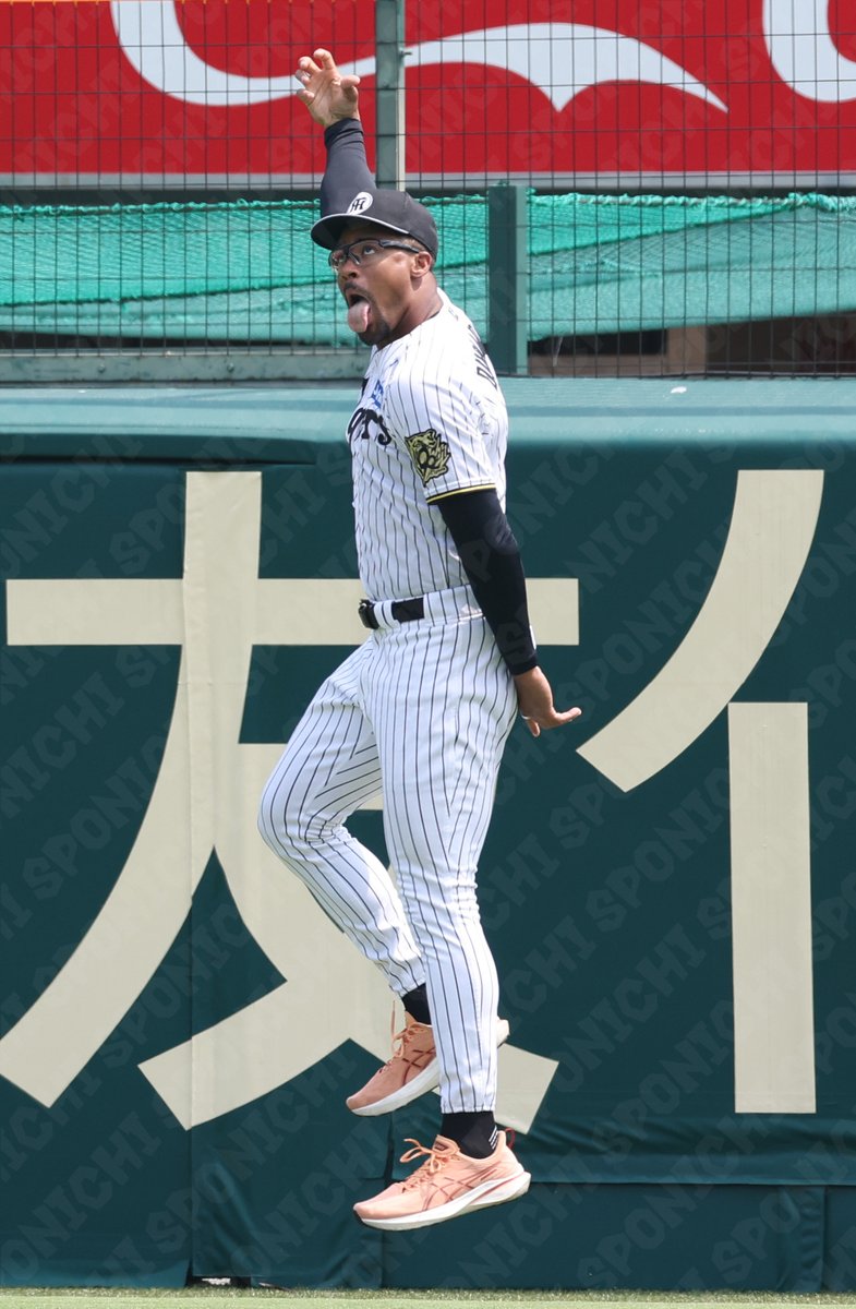Sponichi_Tfoto's tweet image. #近本光司 選手の前夜のファインプレーを再現する #ジョン・デュプランティエ 投手