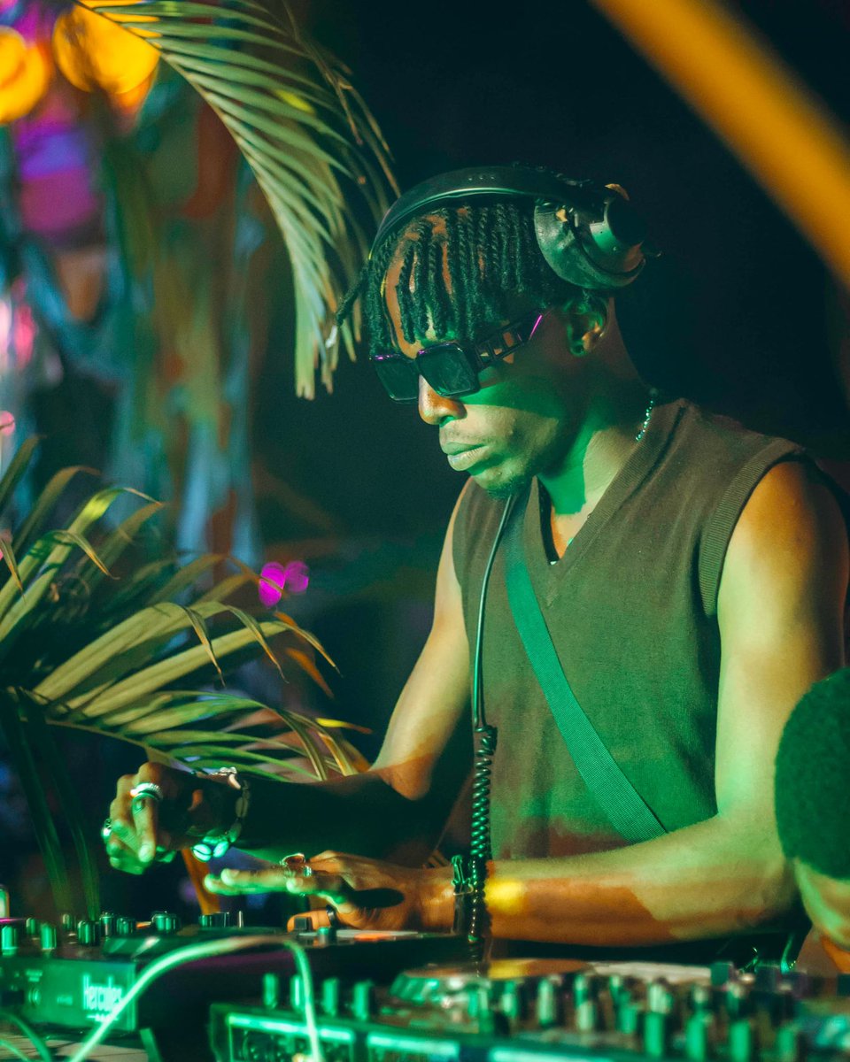calvinmayani_'s tweet photo. A time was had, new challenges were faced, fears were conquered and it’s only up from here onwards. 

Thank you @VibezNzuri and big S/O to my bro @MC_AlanKing for supporting me throughout the set and everyone that came through🙏🏾

📸: @LyslayOsoa 

#PIANOPEOPLE #YouKnowTheVibe https://t.co/La1ZY4X70q