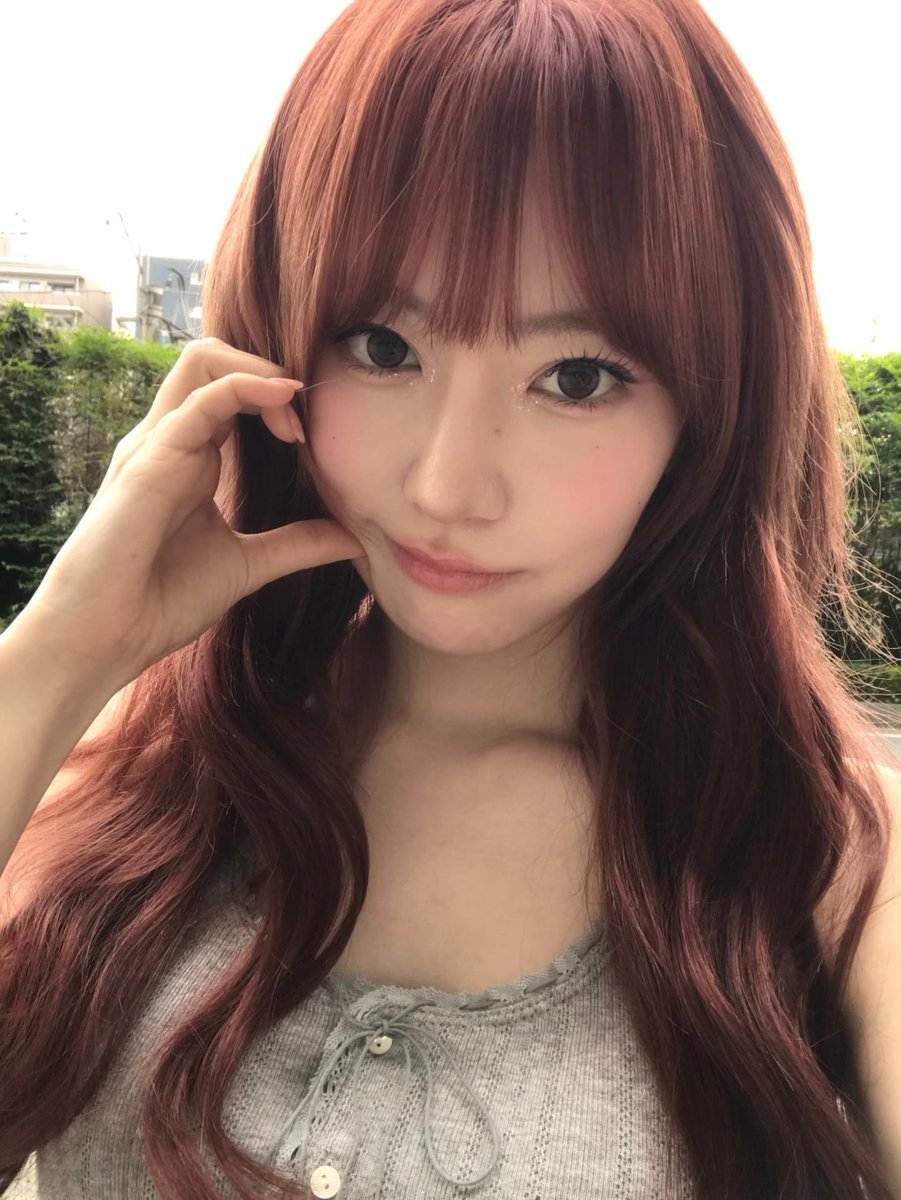 elsserafim's tweet photo. Mei from SAY MY NAME talked about a past encounter with Sakura and wondered if Sakura would remember her, possibly confusing it with an encounter involving her co-member Hitomi. Mei then courageously approached Sakura in the restroom and mentioned she was completely overwhelmed when Sakura not only remembered her, but also congratulated about her group's promotions 🥹🩷

"But for a rookie like me, being treated so well by sunbaenims (seniors) is truly amazing."