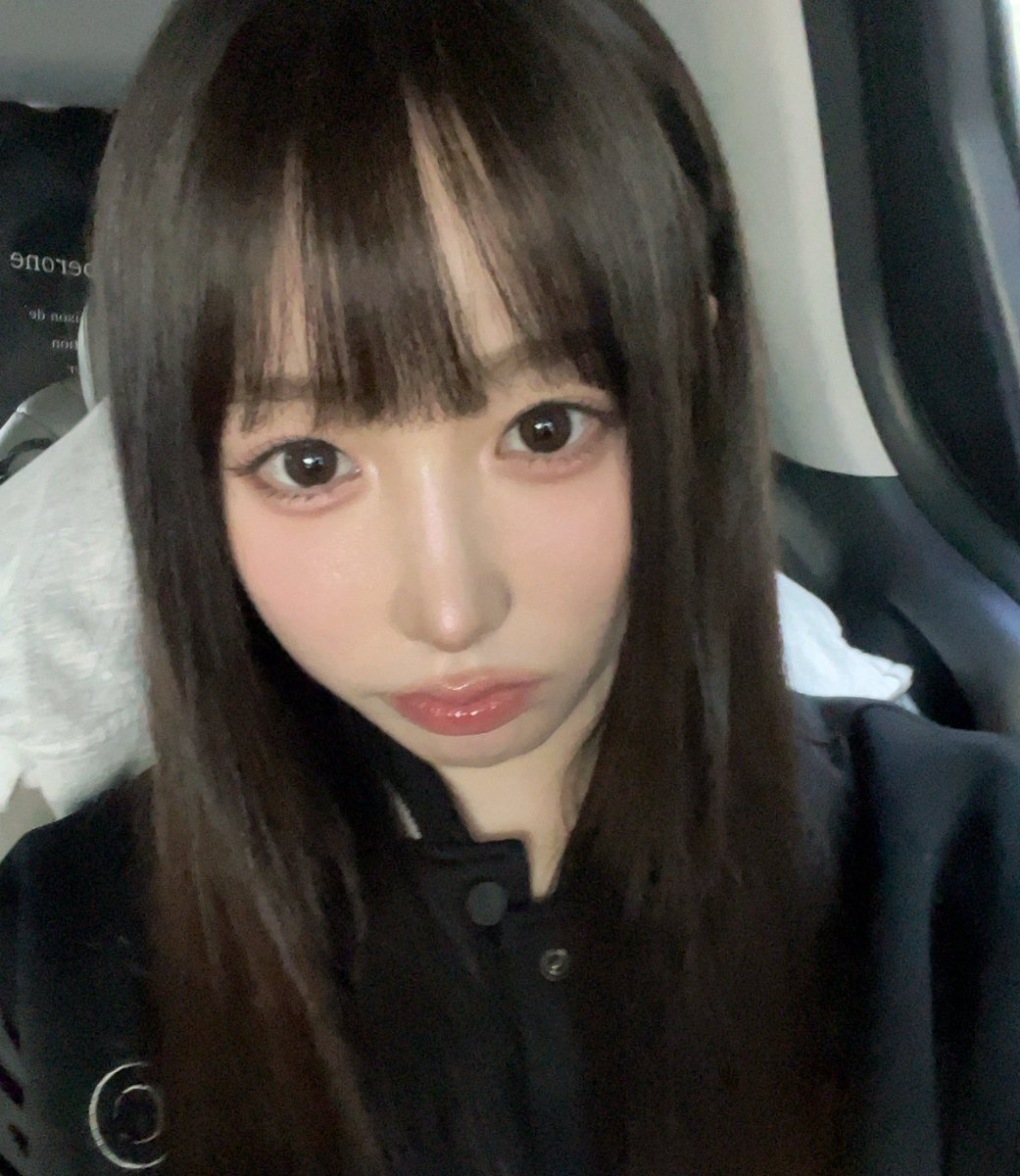 elsserafim's tweet photo. Mei from SAY MY NAME talked about a past encounter with Sakura and wondered if Sakura would remember her, possibly confusing it with an encounter involving her co-member Hitomi. Mei then courageously approached Sakura in the restroom and mentioned she was completely overwhelmed when Sakura not only remembered her, but also congratulated about her group's promotions 🥹🩷

"But for a rookie like me, being treated so well by sunbaenims (seniors) is truly amazing."