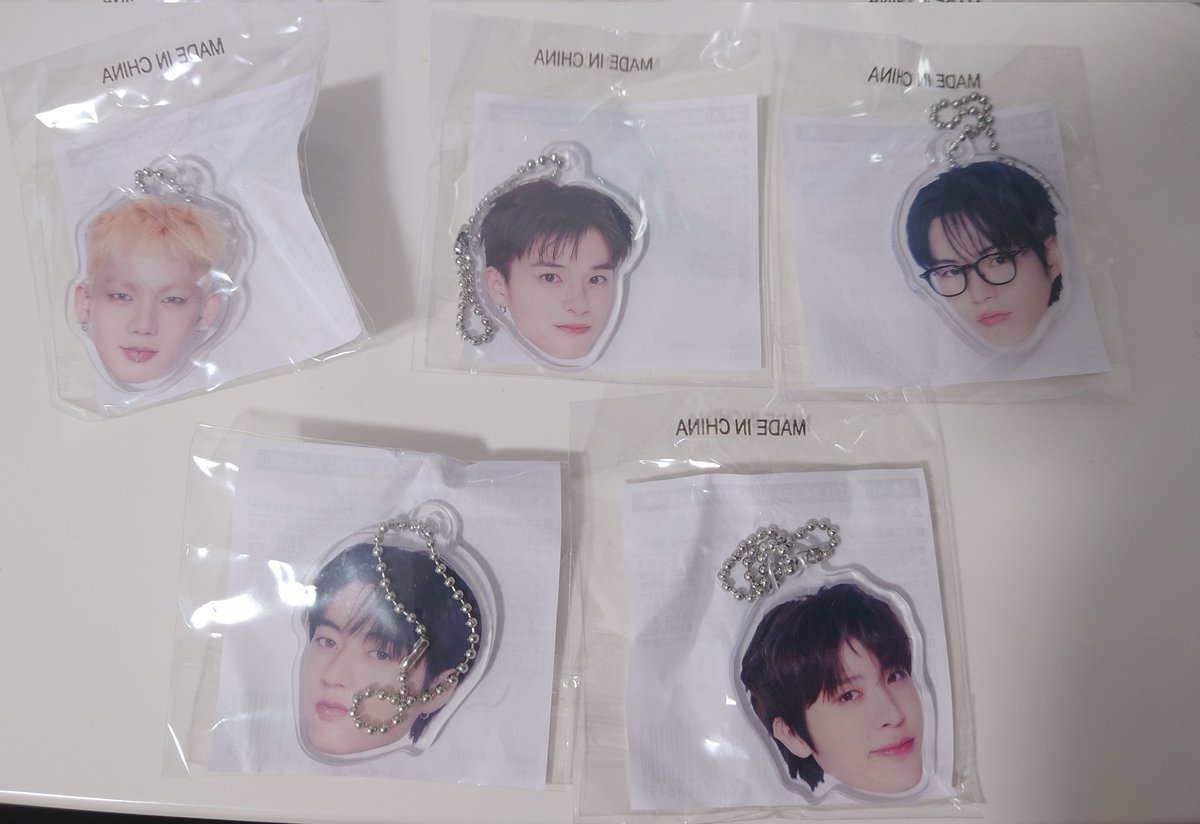 #Treasure交換 
（譲）画像2枚
（求）ジフン、ジュンギュ(同異種)
顔アクキーは今回のじゃなくても求めております！
黒板のものもジフン、ジュンギュ共に求めております！