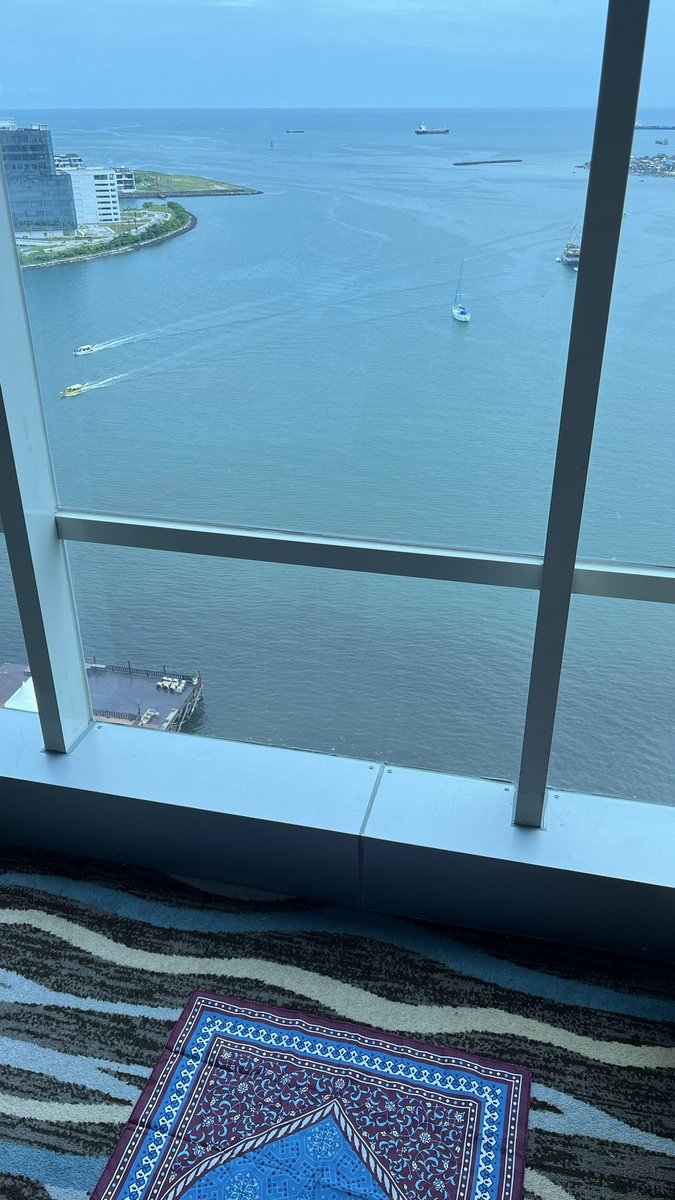 gabutdah's tweet photo. shalat with a view🥹🤍🤍🤍 https://t.co/26cj0qtsW9