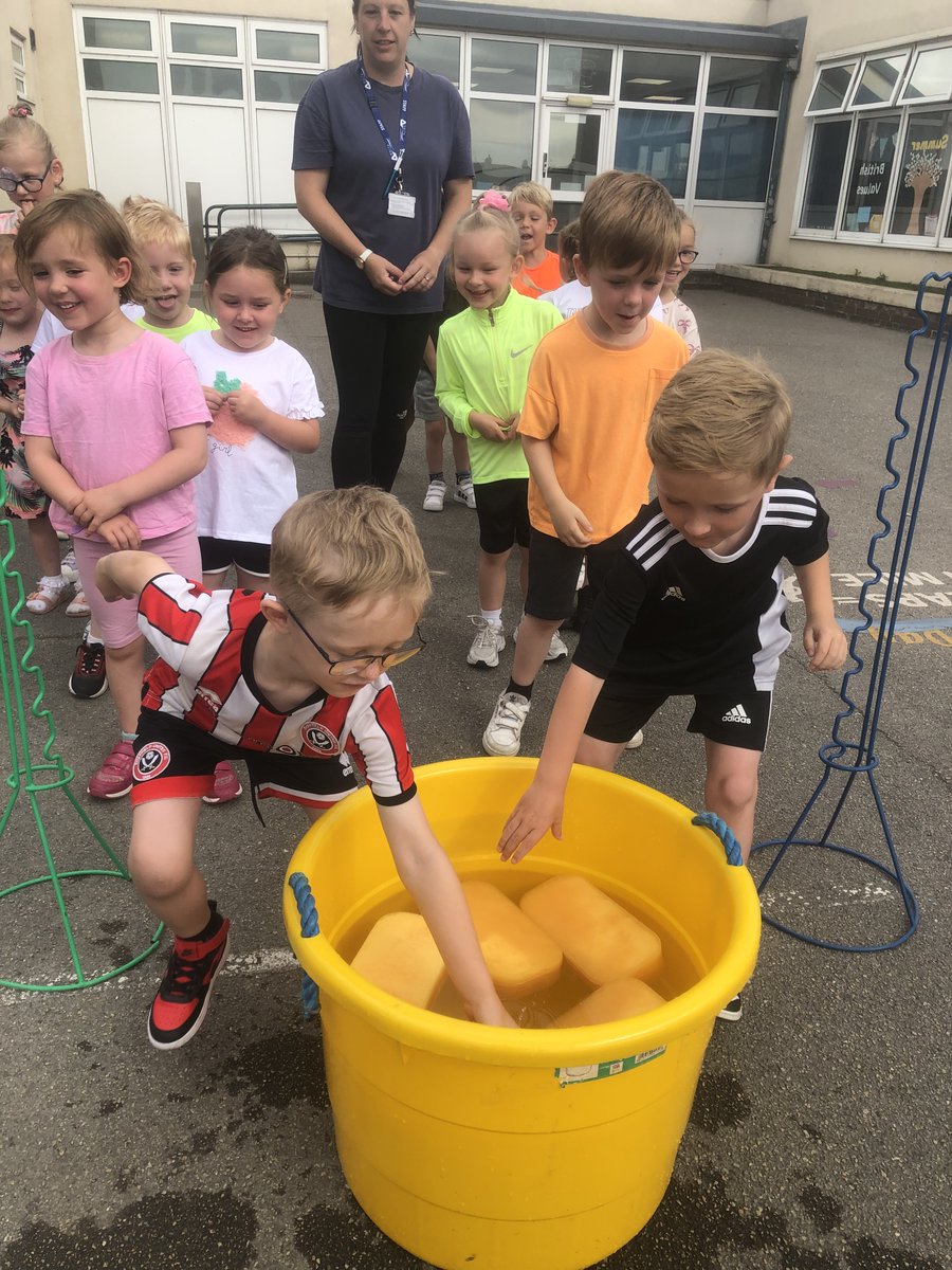 The children in Reception loved the ‘Bucket Fill Challenge’.  They had to work as a team to fill up their buckets the quickest carrying a wet sponge. Well done, everyone! #SportsWeek2025 #RowenaGames
