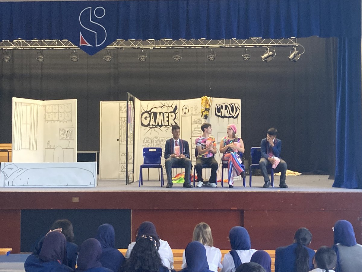 Year 10 GCSE Spanish students at Stepney All Saints enjoyed a live Spanish play by Onatti Productions! A great chance to boost listening skills &amp; experience Spanish culture—some even joined in on stage! ¡Lo pasamos fenomenal! 🇪🇸🎭
#StepneyAllSaints #GCSESpanish #MFL