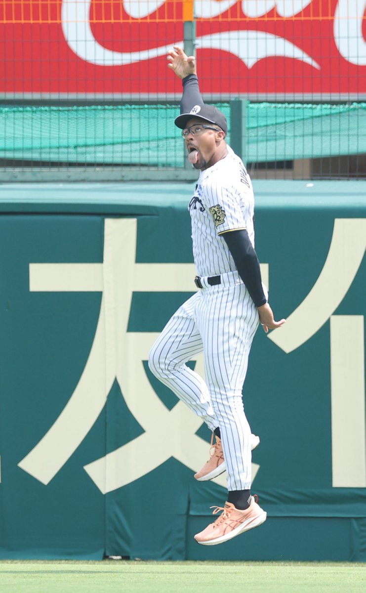 前日の外野陣がみせた好守備をモノマネしてました⚾️ #ジョン・デュ