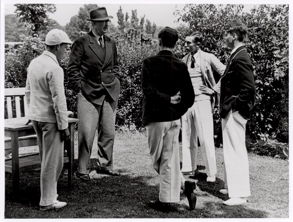 river_rowing's tweet image. Day 2 of @HenleyRegatta competition, and here&apos;s a photograph of the Umpire giving instructions to coxes before the Ladies Plate race at Henley Royal Regatta, c1940.

#Rowing #History #HenleyRoyalRegatta