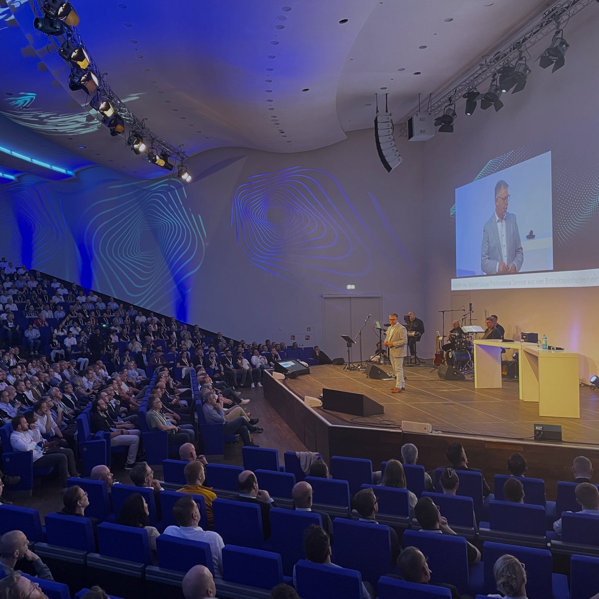 Computacenter DE (@computacenterde) on Twitter photo Voller Erfolg, viele Highlights: die xPERIENCE 2025 ist erfolgreich zu Ende gegangen.
Ein riesiges Dankeschön an <a href="/Cisco/">Cisco</a>, <a href="/lenovode/">Lenovo Deutschland, Österreich & Schweiz</a> , <a href="/NetApp/">NetApp</a>, alle Partner & Referent:innen, die dieses Event mit uns möglich gemacht & mitgestaltet haben! 💙
#WinningTogether #PeopleMatter Voller Erfolg, viele Highlights: die xPERIENCE 2025 ist erfolgreich zu Ende gegangen.
Ein riesiges Dankeschön an <a href="/Cisco/">Cisco</a>, <a href="/lenovode/">Lenovo Deutschland, Österreich & Schweiz</a> , <a href="/NetApp/">NetApp</a>, alle Partner & Referent:innen, die dieses Event mit uns möglich gemacht & mitgestaltet haben! 💙
#WinningTogether #PeopleMatter