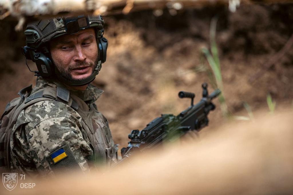 GeneralStaffUA's tweet photo. Десантники 71 окремої єгерської бригади ДШВ відпрацьовують штурм та зачистку траншей — швидко, чітко, у повній взаємодії з побратимами.
Бо на полі бою головне — не лише твоя підготовка, а й надійне плече поруч. https://t.co/yUMttg1T6P