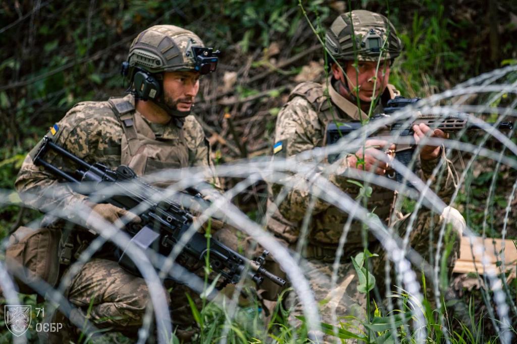 GeneralStaffUA's tweet photo. Десантники 71 окремої єгерської бригади ДШВ відпрацьовують штурм та зачистку траншей — швидко, чітко, у повній взаємодії з побратимами.
Бо на полі бою головне — не лише твоя підготовка, а й надійне плече поруч. https://t.co/yUMttg1T6P