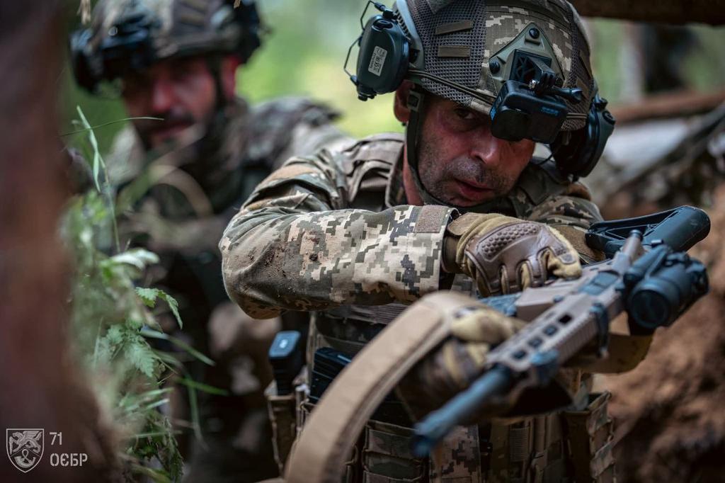 GeneralStaffUA's tweet photo. Десантники 71 окремої єгерської бригади ДШВ відпрацьовують штурм та зачистку траншей — швидко, чітко, у повній взаємодії з побратимами.
Бо на полі бою головне — не лише твоя підготовка, а й надійне плече поруч. https://t.co/yUMttg1T6P