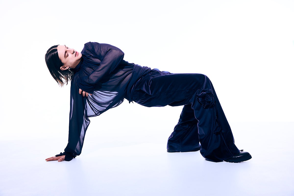 Обратная планка, конечно, хорошое упражнение, но Константин, почему вы выбрали такую одежду для занятий фитнесом? 🤔