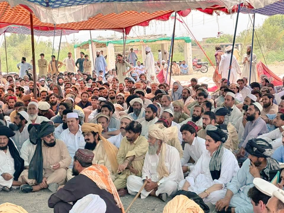 Mohsinali974's tweet photo. شمالی وزیرستان میں حالیہ ریاستی دہشتگردی کے خلاف اس وقت اتمنزائ قوم کا جرگہ جاری ہے، جس میں تمام قبائل کے مشران، سیاسی و سماجی عمائدین بڑی تعداد میں شریک ہیں۔ مشاورت جاری ہے اور چند گھنٹوں بعد جرگہ حتمی فیصلہ سنائے گا۔
#StopTheOpression
#StopStateTerrorism
#WeRejectsTerrorism https://t.co/1H7sk395IB