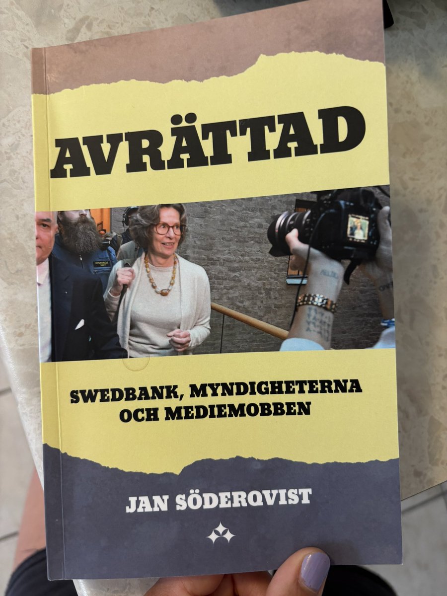 Känner ju sedan länge Jan Söderqvist. Så visst kan jag avfärdas som jävig. Men han både skriver bra och går sin egen väg. Ännu ett fall av (medie)flockens idioti? Kommit halvvägs: