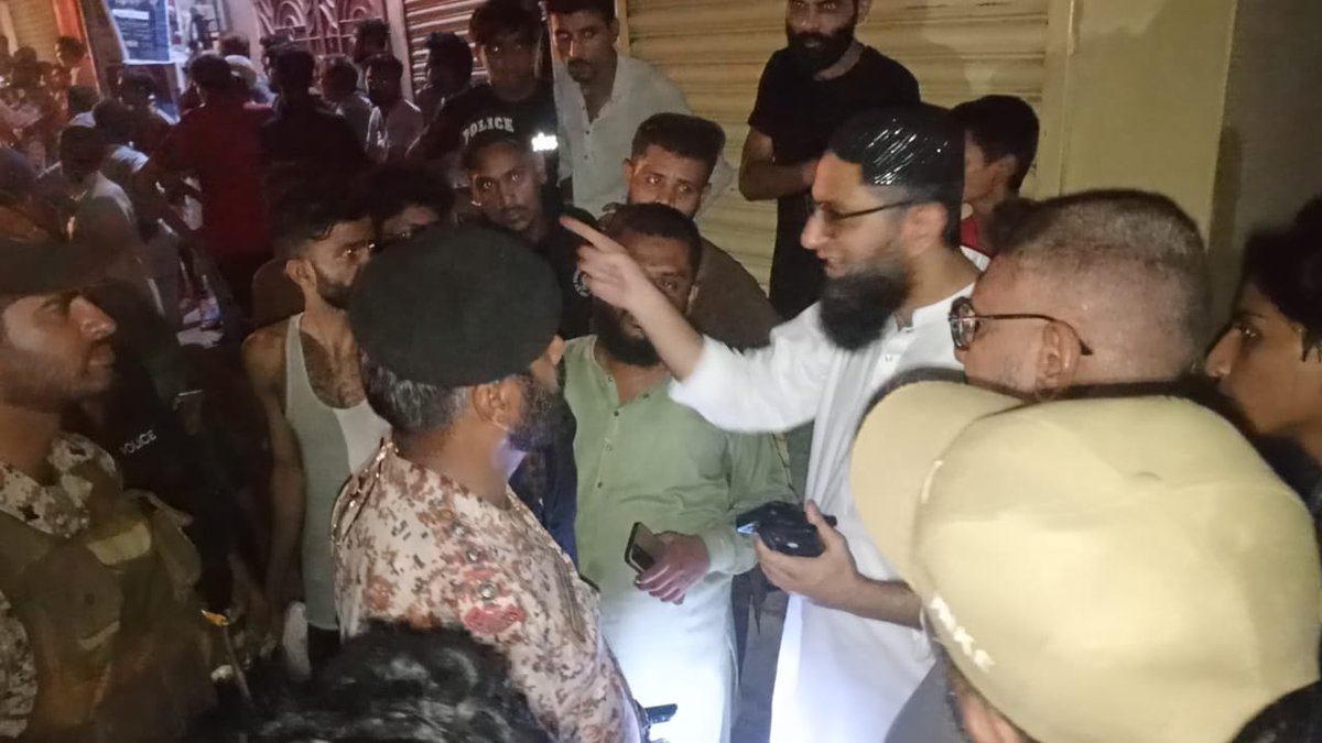 MQMPUpdates's tweet photo. بلدیہ ٹاؤن 24 کی مارکیٹ میں آگ لگنے کی اطلاع پر رکن سندھ اسمبلی فہیم پٹنی نے فوری فائر بریگیڈ کی گاڑیاں طلب کیں اور جائے وقوعہ پر پہنچ کر ریسکیو آپریشن کی خود نگرانی کی۔ اس موقع پر بلدیاتی کمیٹی کے اراکین بھی ہمراہ موجود۔
#PS113 #FaheemPatni #MQMPakistan #BaldiaTown https://t.co/VNOEH7YdT1