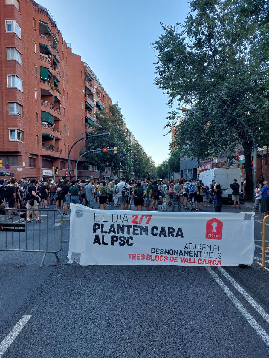 Avui donem suport a les veïnes de Vallcarca. Defensar els 3 blocs és resistir al model de ciutat que ens estan imposant.