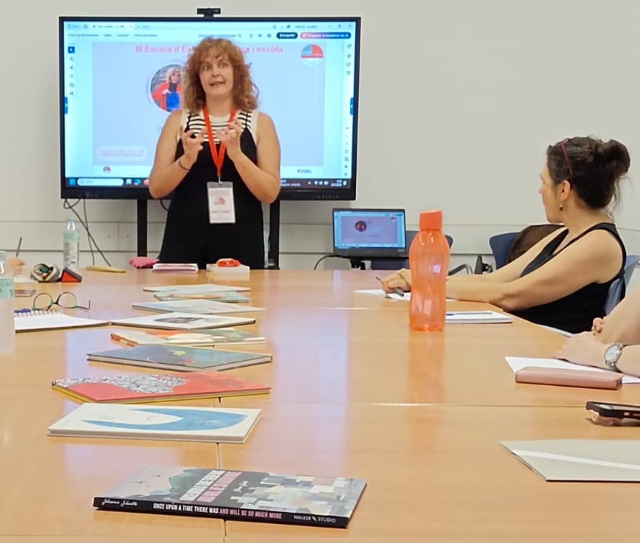 Servei Biblioteques (@bibgirona) on Twitter photo Taller de benestar emocional amb Mar González dins III Escola d'estiu Biblioteca i Escola que té lloc per segon dia consecutiu a la #biblioteca Antònia Adroher de #Girona.
Organitza: Equip de mediació lectora. ICE-SAID de la UdG
Col·laboren: <a href="/Girona_Cat/">Ajuntament de Girona</a> <a href="/DiputacioGirona/">Diputació de Girona</a> <a href="/gencat/">Generalitat de Catalunya</a> Taller de benestar emocional amb Mar González dins III Escola d'estiu Biblioteca i Escola que té lloc per segon dia consecutiu a la #biblioteca Antònia Adroher de #Girona.
Organitza: Equip de mediació lectora. ICE-SAID de la UdG
Col·laboren: <a href="/Girona_Cat/">Ajuntament de Girona</a> <a href="/DiputacioGirona/">Diputació de Girona</a> <a href="/gencat/">Generalitat de Catalunya</a>