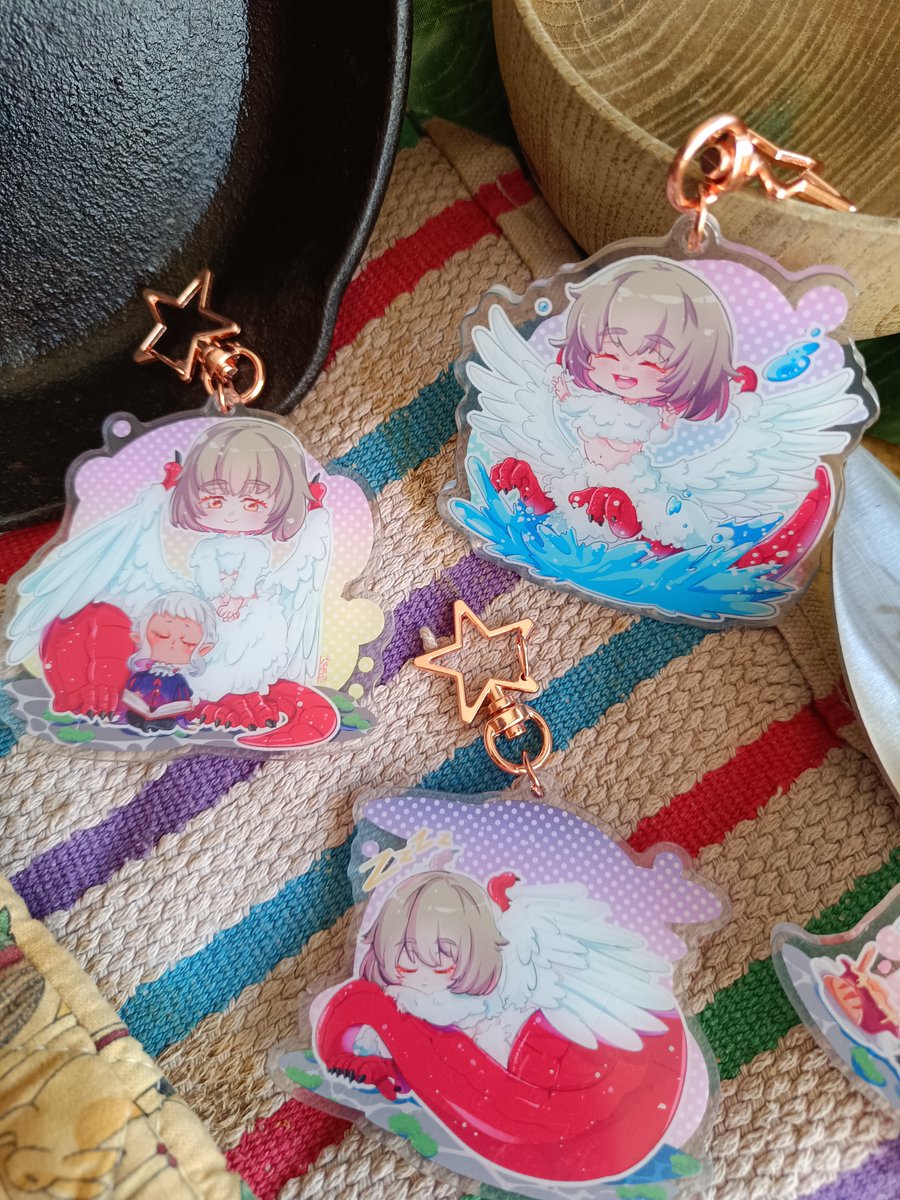 Are you a #Dunmeshi fan? 🍳
My "Chimera Falin" charms and stickers are now up and ready!
🍗Double sided Charms, 7 cm with a star charm!
🍗matte vinyl Stickers , 7cm, waterproof and smol!

✨ kamaponworkshop.etsy.com

⭐ kamapon.fws.store
#dungeonmeshi #deliciousindungeon