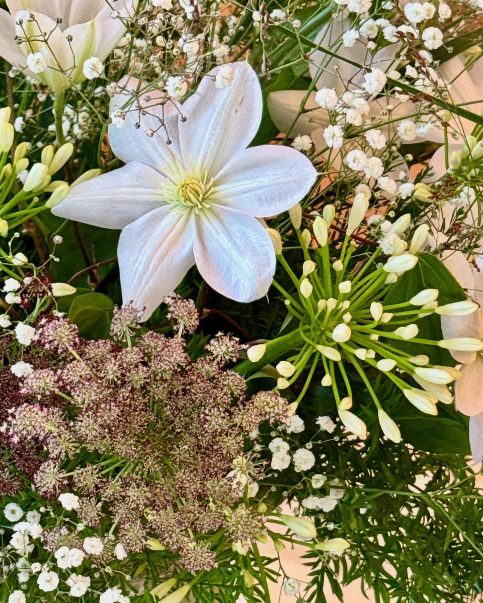 Inspirered by the interior of this royal apartment at Paleis Soestdijk we styled a selection of extraordinary flowers 
 by Marginpar in an antique vase!
The delicious fragrance of the Polianthus / Tuberose is an experience on its own! 

#soestdijkinbloei #paleissoestdijk