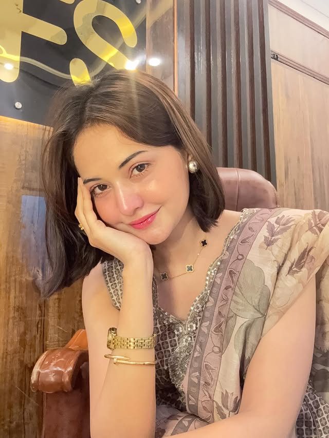 ShowbizAndNewz's tweet photo. #HaniaAamir's Doppelganger Vlogger #BushraMemon Takes the Internet by Storm ❤️ https://t.co/8wuB8kJzgC