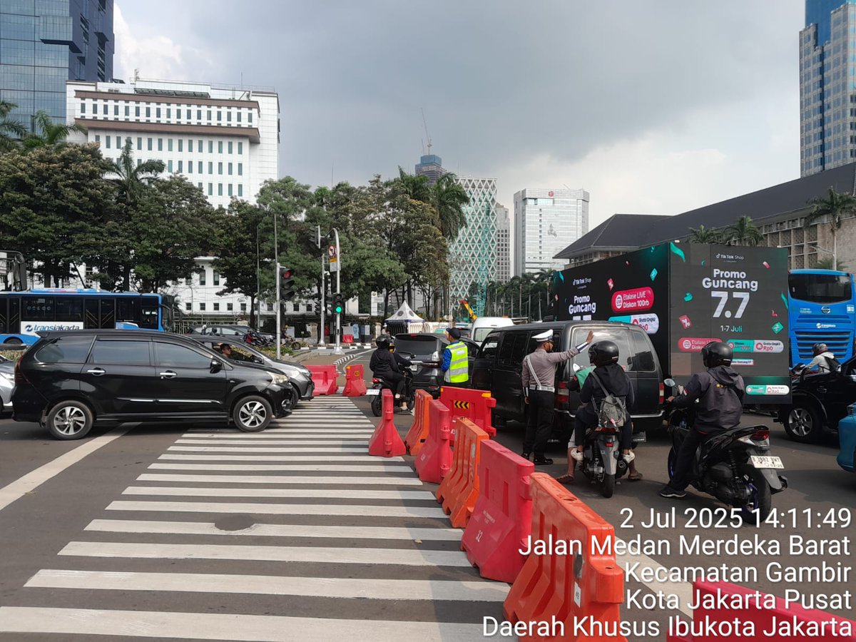 #INFOTRANSJAKARTA | Rute 1P: Senen - Blok M mengalami pengalihan rute dikarenakan adanya penutupan jalan di sekitar Jl. Medan Merdeka Selatan. Sementara arah Senen tidak melewati Bus stop IRTI Monas s/d Gambir 2. #JAKI #PerluTahu #Rute1P