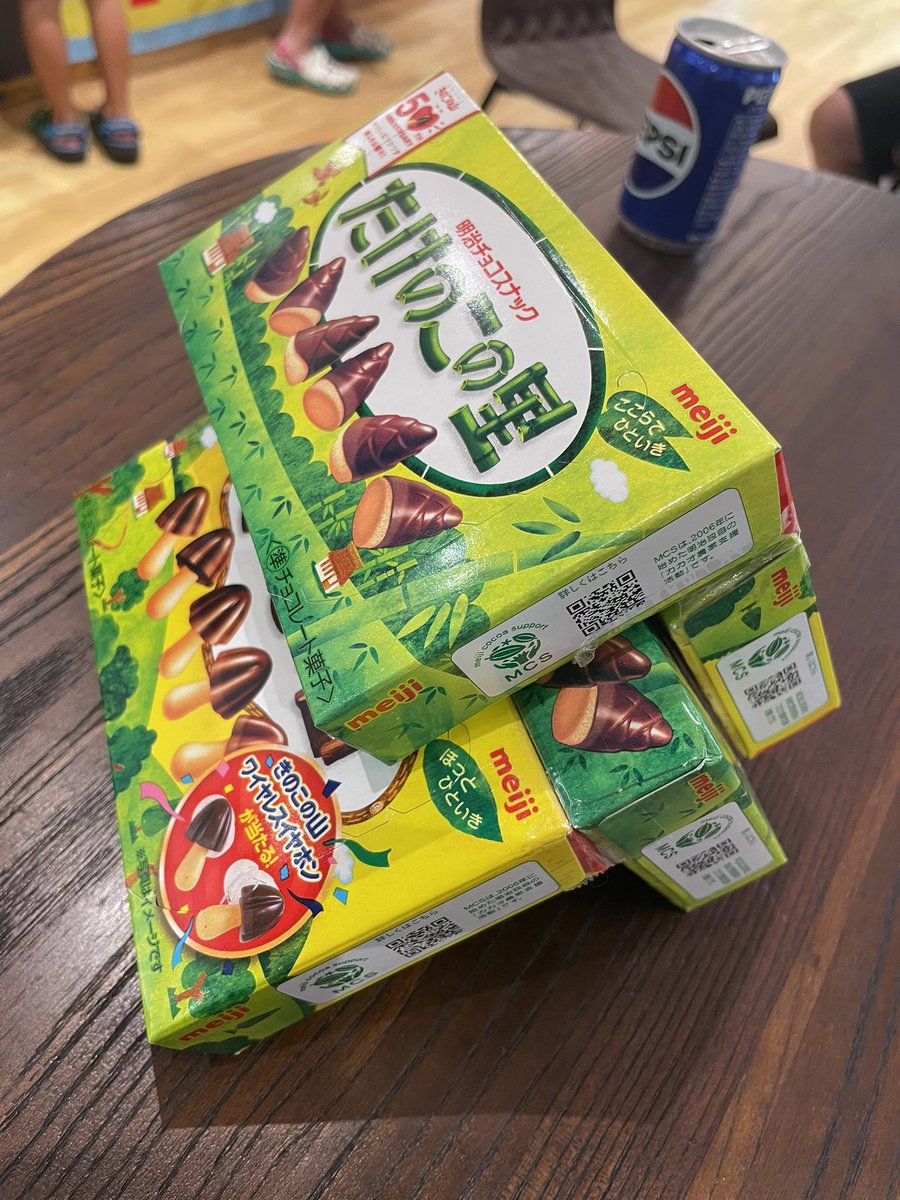 今待ち時間に子供二人連れてゲームセンターをふらっとしてたら、たくさんゲットしていたカップルが「たくさん取れたから良かったらいりますか？」と。嬉しい！
イーアスでお菓子をくれたお兄さん、お姉さん、ありがとうございました！
#イーアス豊崎