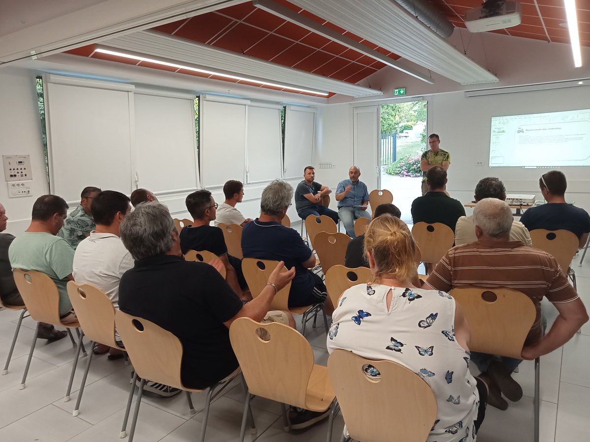 FDSEAVendee's tweet image. Temps d'échange entre #FDSEAVendée + @JAVendee & les producteurs lâchés par Lactalis. 9m après l'annonce brutale de l'industriel, le syndicat fait le point sur les situations individuelles et réaffirme le soutien @FNPLait aux éleveurs 🐮🥛