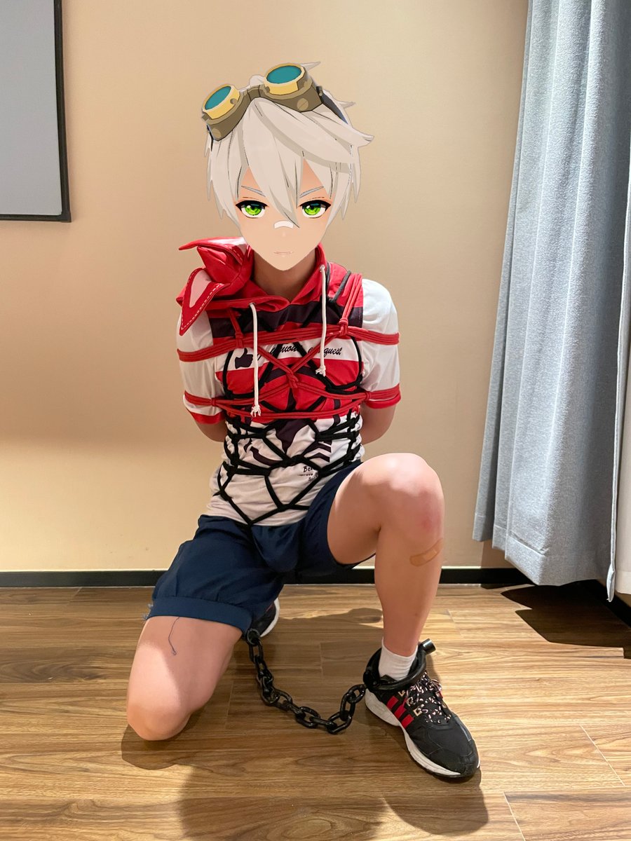 那小子不仅不服软，还胆敢反击，看来要好好惩罚一下了。
嘿嘿，戴着这么重的脚镣，看你还能怎么闹腾。
绳子&amp;摄影：<a href="/Chaosnya6/">Chaos卡奥斯nya</a>
#班尼特 #正太 #少年 #捆绑