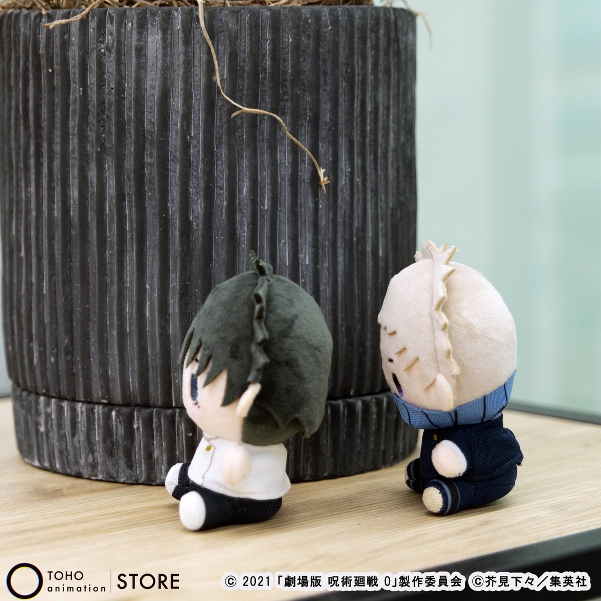 TOHOanimeSTORE's tweet image. 【#劇場版呪術廻戦0】

#乙骨憂太、#狗巻棘 のぬいぐるみ
&quot;もっちび&quot;が新登場！

手のひらにすっぽり収まるサイズ感！
一緒にお出かけにぴったり◎
劇場版呪術廻戦0の再上映は是非もっちびとお楽しみください！

🛒ご予約はこちら
tohoanimationstore.com/shop/g/gTASG06…
#JujutsuKaisen