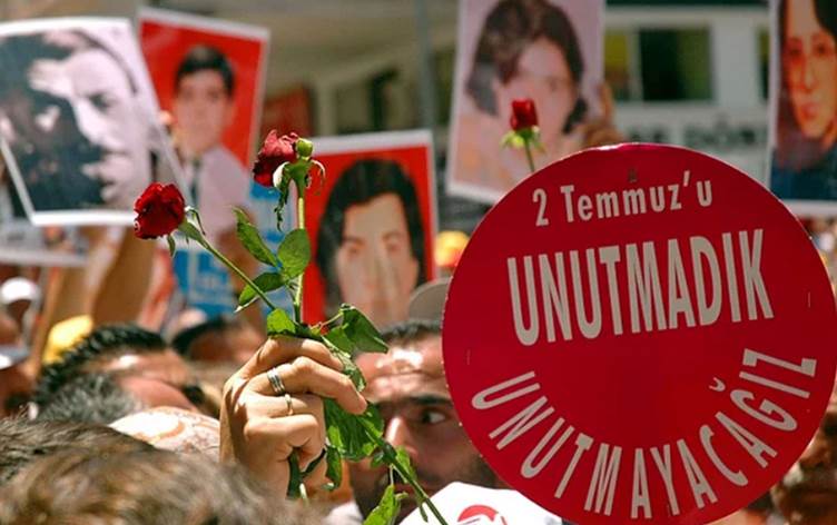 🟥Sivas Katliamı Derin Devlet Operasyonudur!

2 Temmuz 1993 günü 33 insan Madımak Oteli’nde yakılarak katledildi. Aradan 32 yıl geçti ama adalet hâlâ yerini bulmadı.

*Katliam davası 2012’de zaman aşımına uğratıldı. 15 bin kişilik saldırıya rağmen sadece 124 kişi yargılandı.