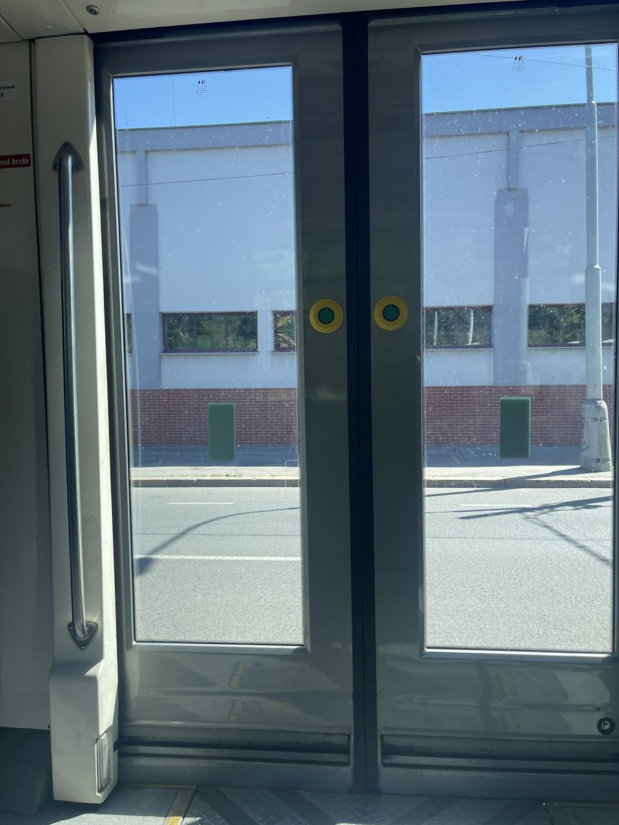 Dva dny s MHD.
Je to dobrý. Jako fakt, je to dobrý.
Některý detaily, jako nefunkční plošina na Strašnické(už víc než měsíc), vystupování do vozovky(Podolská vodárna), plošina na Butovicích(jako potřeba držet celou dobu tlačítko? To mě hodně překvapilo) jsou nepříjemný a musíte