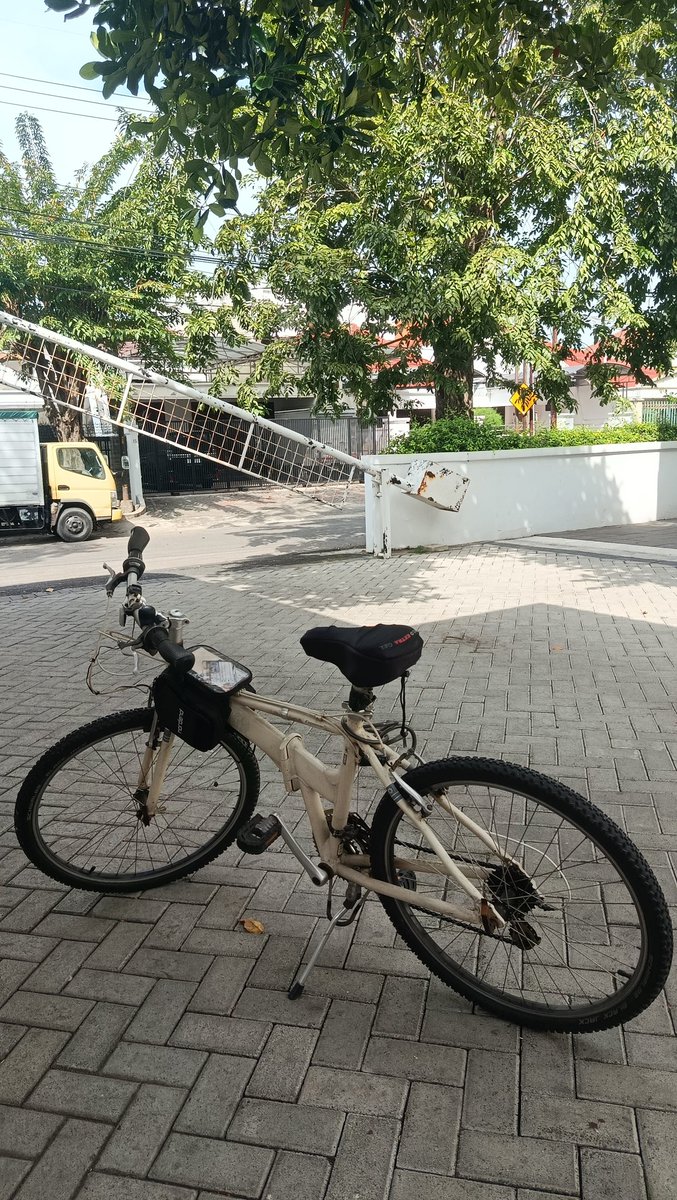 Akhirnya Akunku kembali, Bulan Juni Berhasil HM meskipun masih pace keong. Tapi Jarak 21K tetaplah 21K. Kata rang orang endurance ku mantap. Sehari sebelum HM pagi lari 10K lanjut malam sepedaan 27K, paginya HM 21.44K 🙌🏻 
pulangnya sepedaan lagi 1K 
Tinggal Renang jadi triathlon