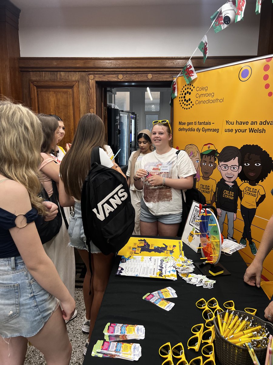 MissMeredith8's tweet image. Diwrnod gwych gyda @colegcymraeg yng Nghaerdydd ddoe. Diolch enfawr am wahodd ni a diolch i @SketchyWelsh am y gweithdy di-ri ☺️👏 @EAS_Cymraeg
