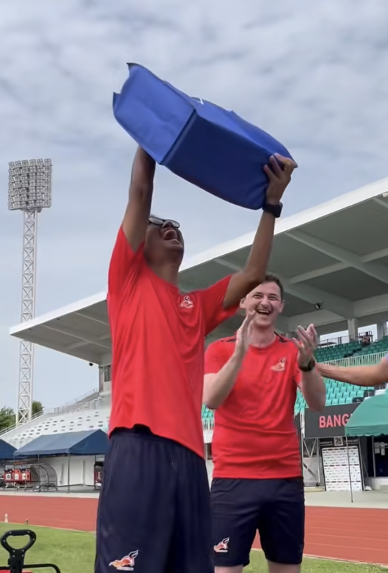 Bangkok FC surprise their kitman on his birthday with a PlayStation 5 🎁🥹