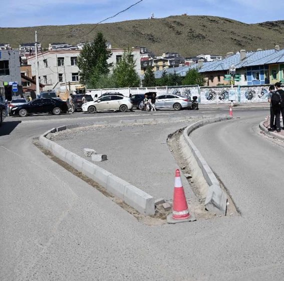 Буцаагаад буулгана гэнээ. 
Хаха гоё орон шүү нээрээ 😂