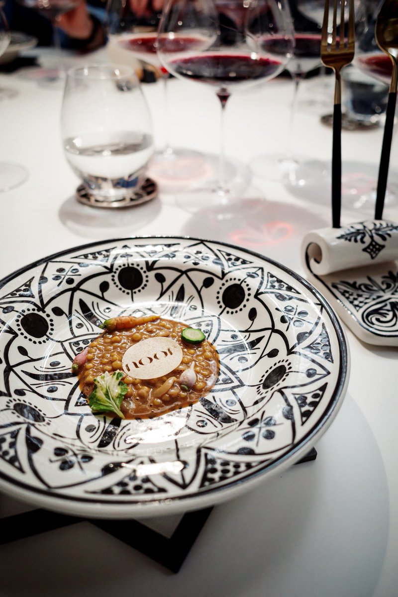 Noor no es fácil de describir. Es un restaurante que escribe sus propios códigos a través de un lenguaje culinario único. Aquí todo es diferente, incluso su ubicación. La cocina, con un producto excepcional y una técnica milimétrica, brilla tanto que eclipsa todo lo demás.