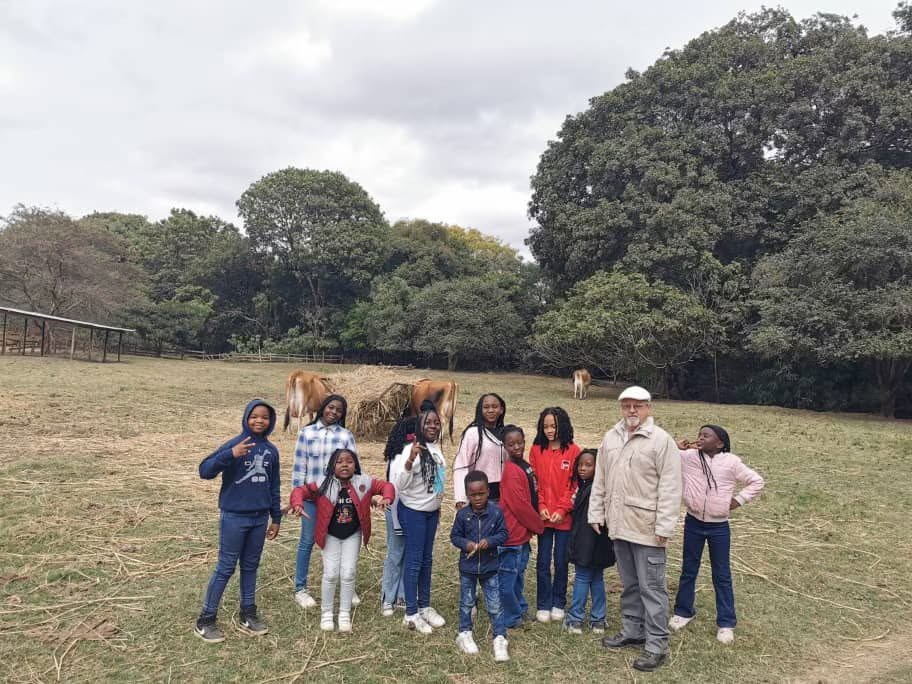 explorer_school's tweet photo. The kids had an amazing time visiting Yielding Tree out in Lusaka West! 🐥🌿 They got to see where some of the country’s best Point-of-Lay hens are raised, learned a thing or two about animal feeds, and of course, made the most of being out in nature. https://t.co/rqDKK47zCM