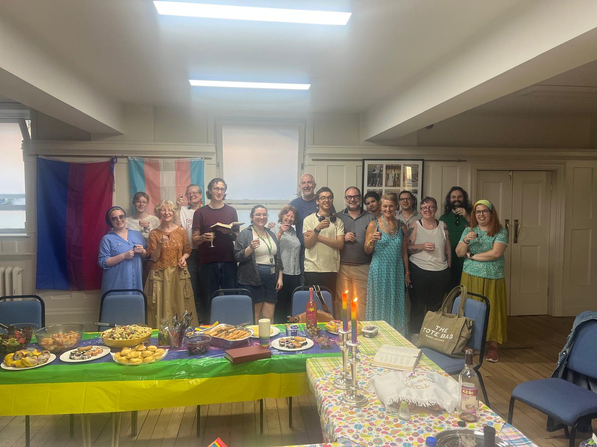 LiberalJudaism's tweet image. The South London Liberal Synagogue (SLLS) held a meaningful and musical Pride Shabbat service, put together by members of the community.
Read the full story here: liberaljudaism.org/2025/07/slls-p…