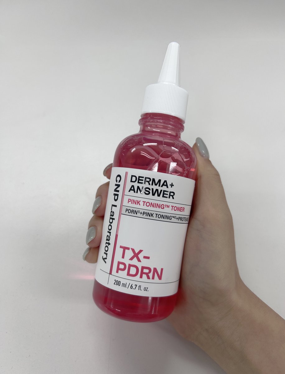 CNP_Laboratory's tweet image. 상상도 못한 크기 ㄴ(°0°)ㄱ

CNP 신상 더마앤서 핑크토닝 PDRN 토너
지기가 먼저 써보았는데요 🍥

앰플만할줄 알았는데
200ml 대용량이라 한번 놀랐고🫢
바르자마자 매끈하게 쏘옥 흡수되는 모습에
한번 더 놀랐답니다😍

유분기 적은 PDRN 제품 찾는다면
여기예요 여기 👀

₊˚‧ 지금 CNP X에서…