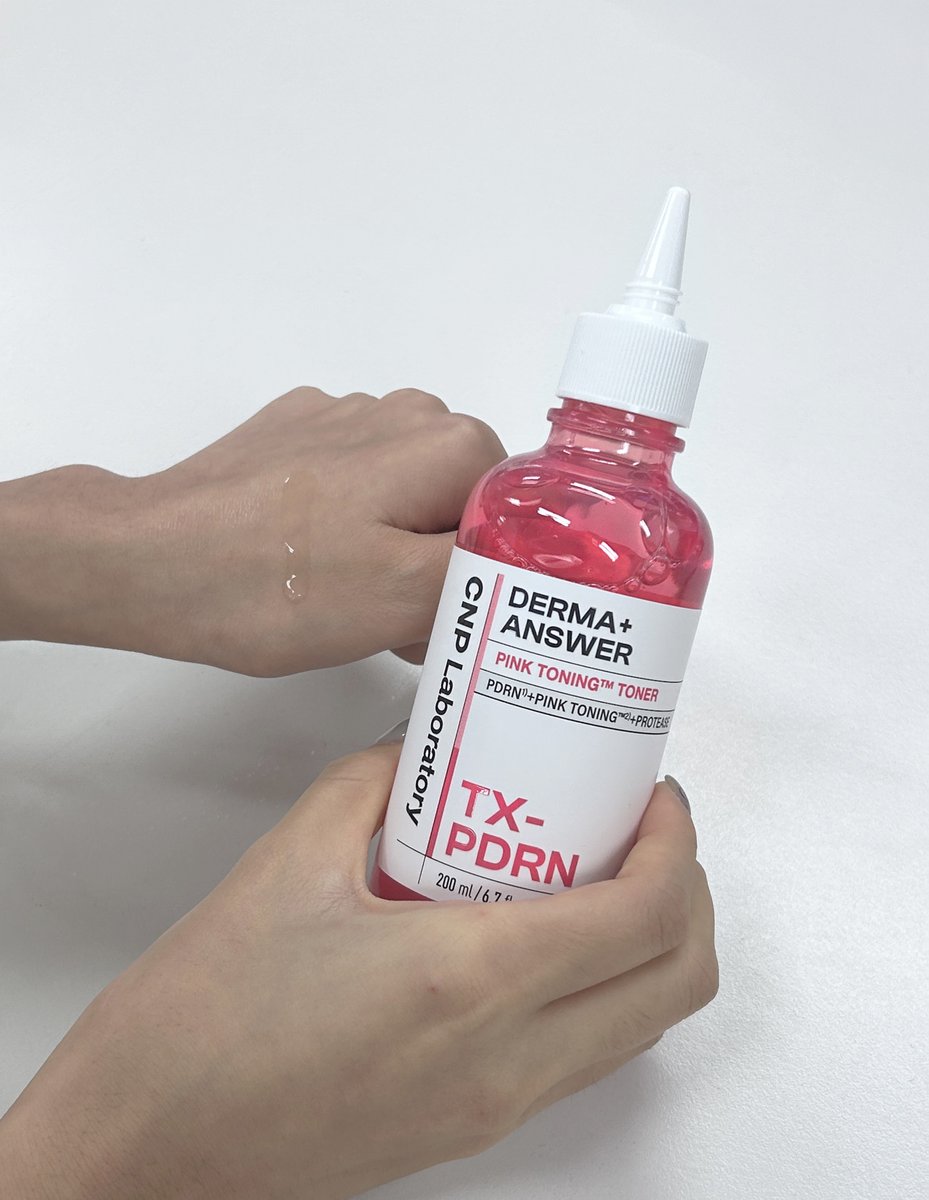 CNP_Laboratory's tweet image. 상상도 못한 크기 ㄴ(°0°)ㄱ

CNP 신상 더마앤서 핑크토닝 PDRN 토너
지기가 먼저 써보았는데요 🍥

앰플만할줄 알았는데
200ml 대용량이라 한번 놀랐고🫢
바르자마자 매끈하게 쏘옥 흡수되는 모습에
한번 더 놀랐답니다😍

유분기 적은 PDRN 제품 찾는다면
여기예요 여기 👀

₊˚‧ 지금 CNP X에서…