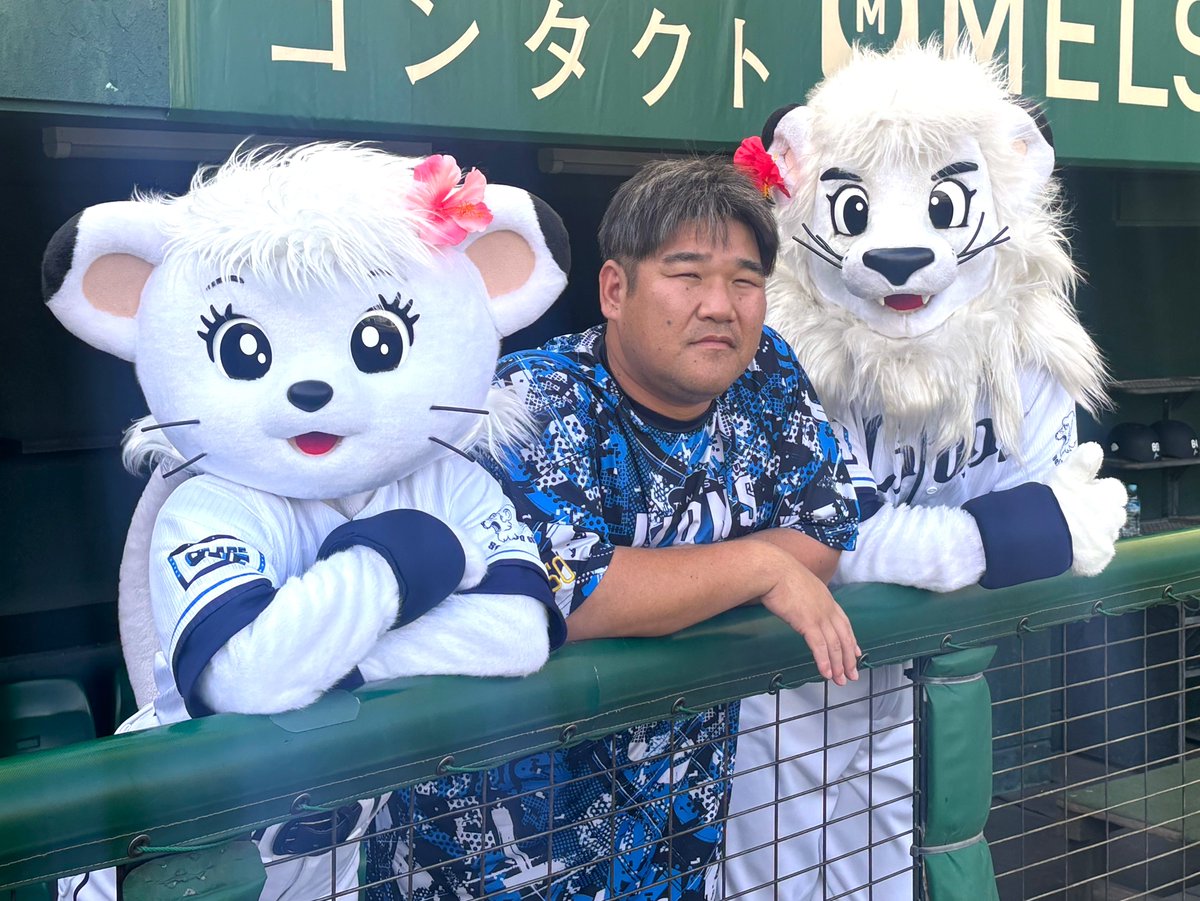 レオとライナも、#沖縄開催 らしい飾りを付けて登場🌺 #中村剛也 選手