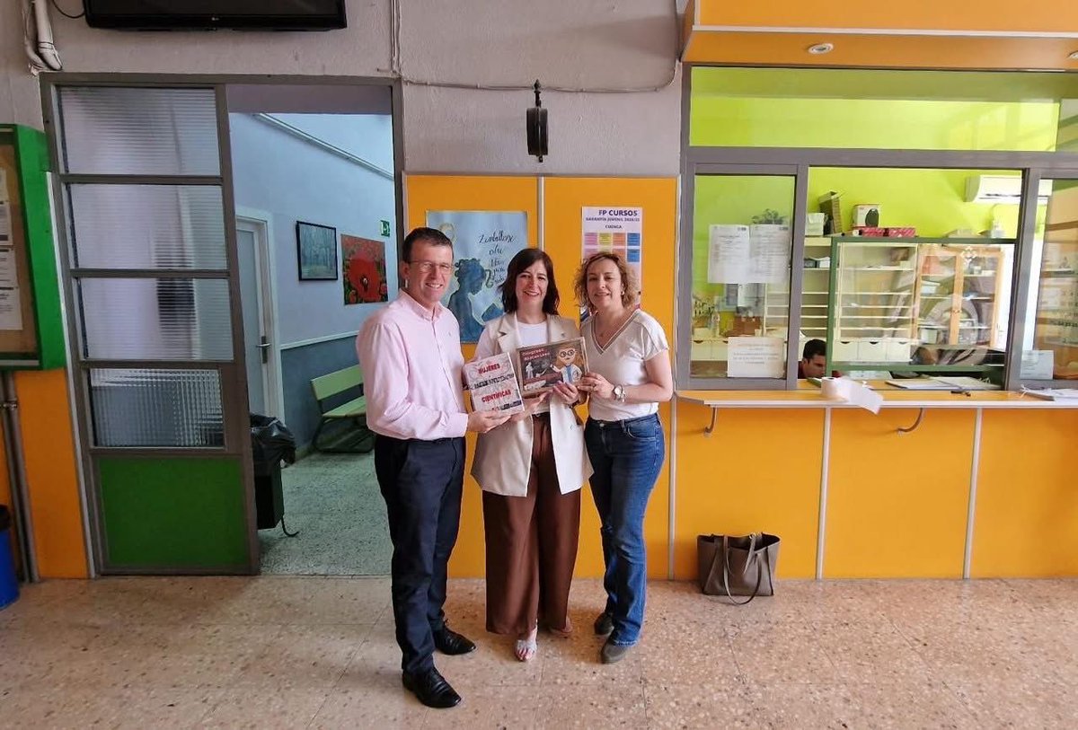 PsoeMota's tweet photo. Gustavo Martínez, como delegado de Educación, Cultura y Deportes hace entrega del juego de mesa "Mujeres Científicas" al IES Julián Zarco, junto a la delegada de igualdad Ana Eloísa Olmeda. Pone en valor el papel de la mujer en toda la historia y su repercusión en la ciencia. https://t.co/wJMz3tqqfB