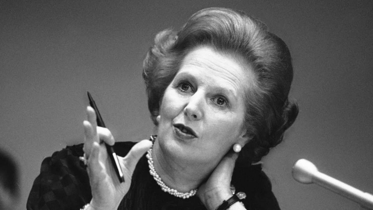Margaret Thatcher déjeune au restaurant en compagnie d’hommes d’un âge avancé. Elle annonce au serveur :

- Un steak bien cuit.

- Et les légumes ?

- Ils prendront comme moi.