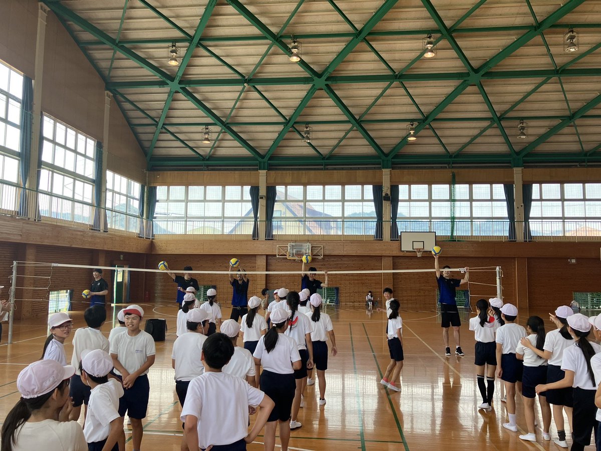 📝｜#社会貢献活動 レポート 

7月1日(火)、清水町立南小学校に伺い、バレーボール体験授業を行いました！

難波選手、藤中選手、李選手、小澤選手、中村選手が参加しました🏹

ご参加いただいた皆さんありがとうございました🤝🏻💫

#東レアローズ静岡 
#torayarrowsshizuoka