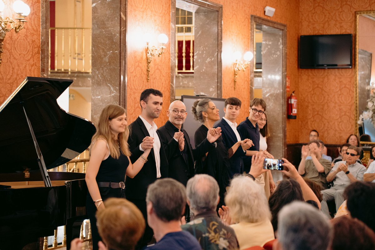El Ambigú del Teatro de la #Zarzuela acogió un recital que combinó música #contemporánea y textos del Siglo de Oro, con las obras ganadoras del IV Premio de #Composición como eje central del programa.

🎤 Joana Thomé
🎤 Enrique Sánchez-Ramos
🎹 Samuel Martín