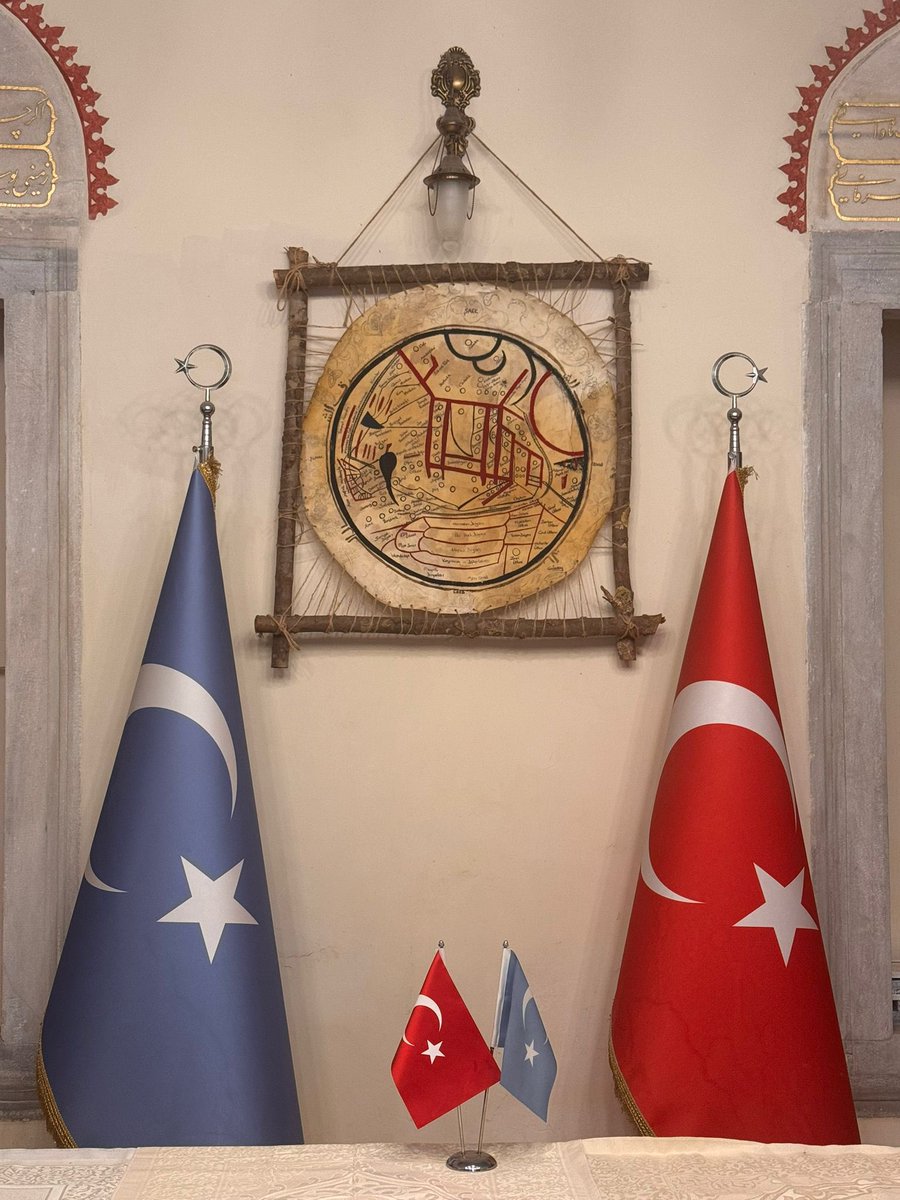 Kaşgarlı Mahmud’un Divânü Lügâti’t-Türk’te yer alan Türk Dünyası Haritası, Dr. Kifayet ÖZKUL tarafından 40 yıllık orijinal davul derisi üzerine guaj boya tekniğiyle özenle resmedilmiştir. Haritanın çerçevesinde ise, özel olarak temin edilen ağaç dalları kullanılmıştır. Tablo,