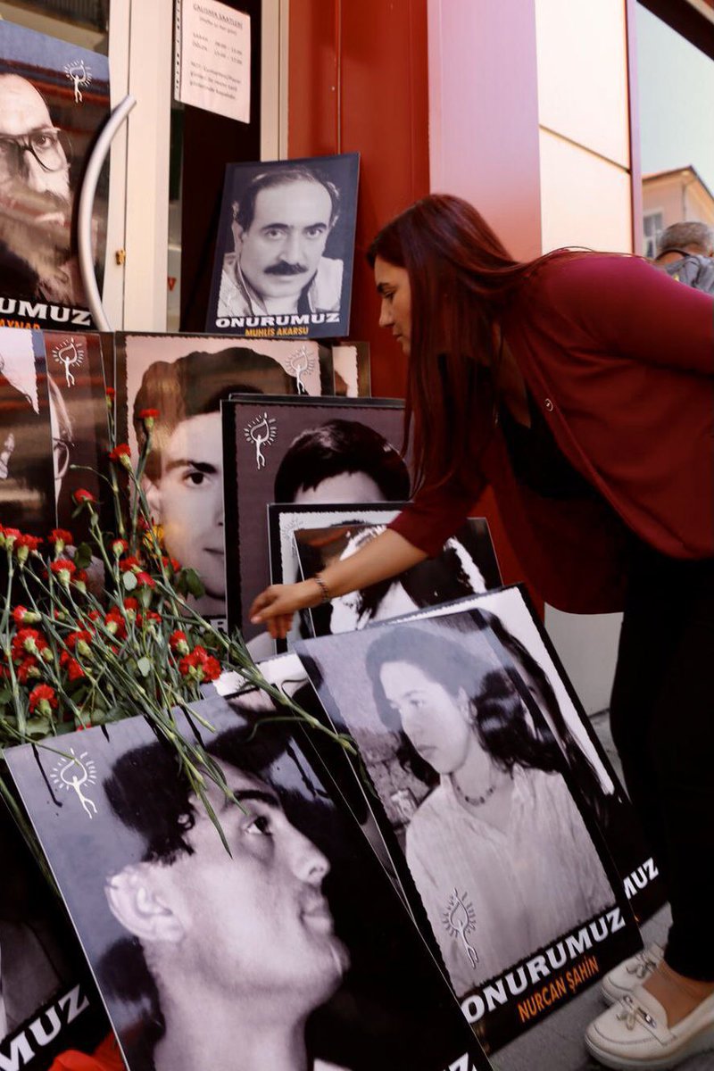 Kerbela'da Hüseyin'dim
Madımak'ta Hasret oldum...
İbrahim'dim zindana atıldım
Pir Sultan'dım taşa tutuldum
Ölmedim... kavgaya katıldım...
Yaşayanlar tutsun bu yası
Zulmün adını Sivas koydum
Unutmayın... Unutmayın Sivas'ı!..
#UnutMADIMAKaklımda